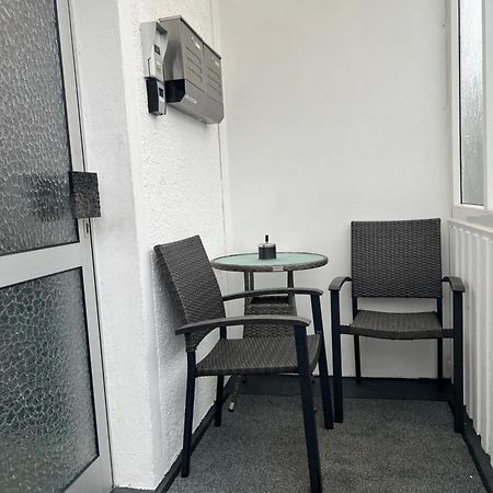 Moderne Helle 2,5 Zimmer Wohnung Mit Grossem Bad Und Kueche In ทรอสซิงเงิน ภายนอก รูปภาพ