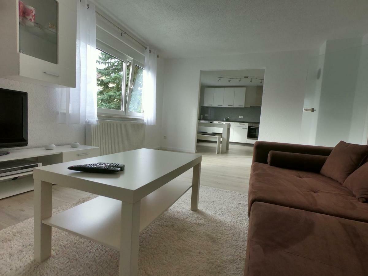 Moderne Helle 2,5 Zimmer Wohnung Mit Grossem Bad Und Kueche In ทรอสซิงเงิน ภายนอก รูปภาพ