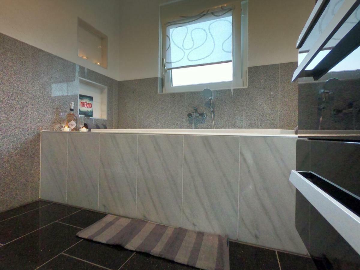 Moderne Helle 2,5 Zimmer Wohnung Mit Grossem Bad Und Kueche In ทรอสซิงเงิน ภายนอก รูปภาพ