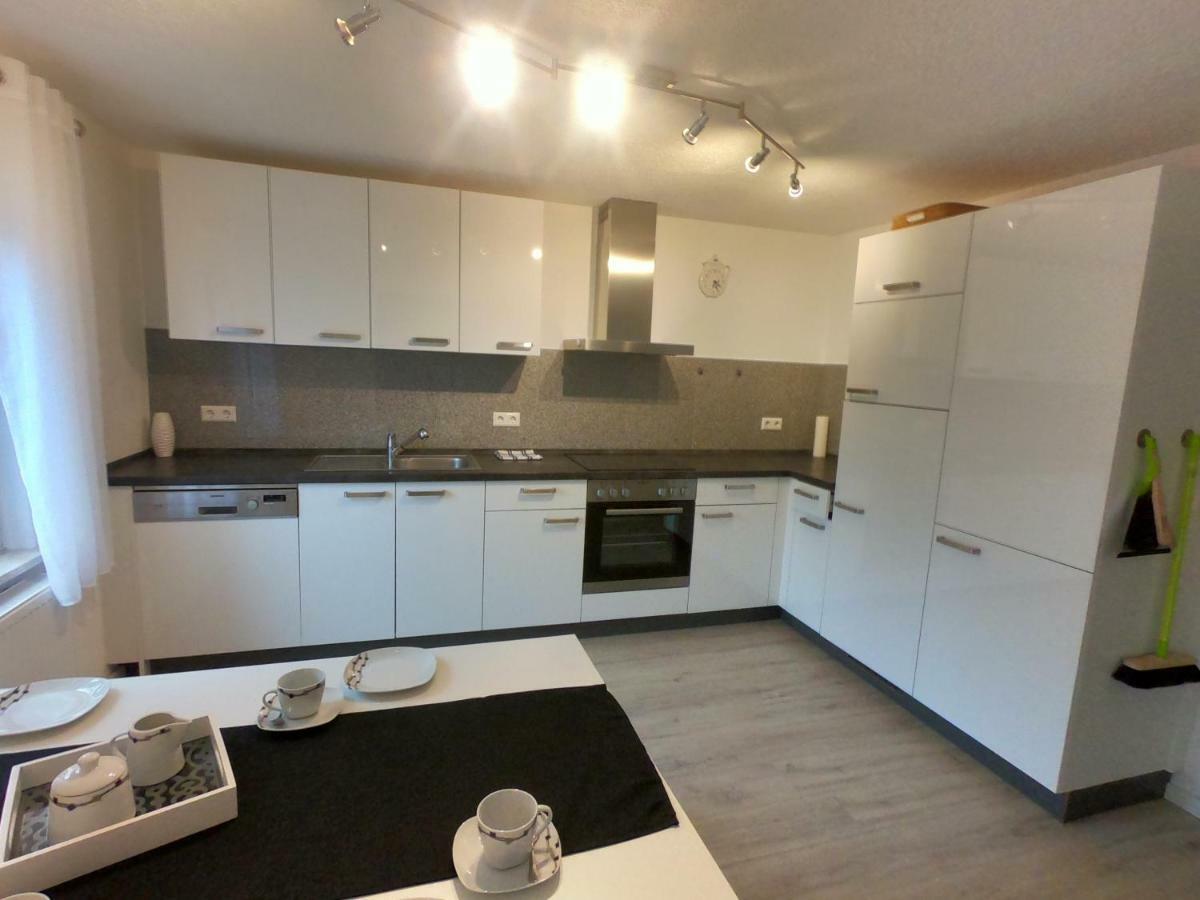 Moderne Helle 2,5 Zimmer Wohnung Mit Grossem Bad Und Kueche In ทรอสซิงเงิน ภายนอก รูปภาพ
