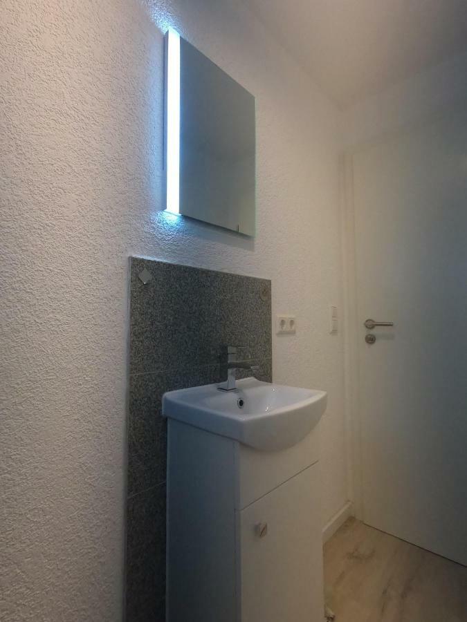Moderne Helle 2,5 Zimmer Wohnung Mit Grossem Bad Und Kueche In ทรอสซิงเงิน ภายนอก รูปภาพ