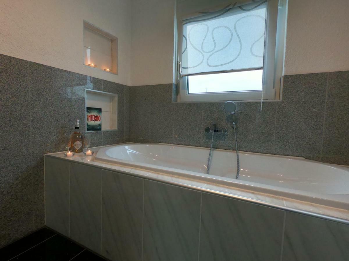 Moderne Helle 2,5 Zimmer Wohnung Mit Grossem Bad Und Kueche In ทรอสซิงเงิน ภายนอก รูปภาพ