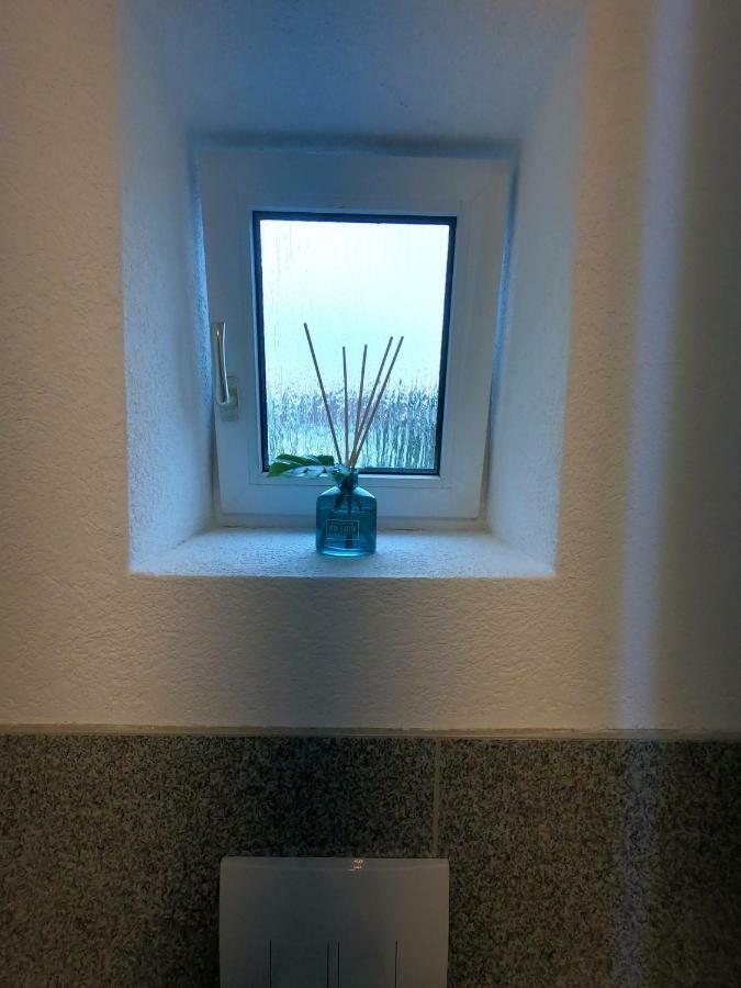 Moderne Helle 2,5 Zimmer Wohnung Mit Grossem Bad Und Kueche In ทรอสซิงเงิน ภายนอก รูปภาพ