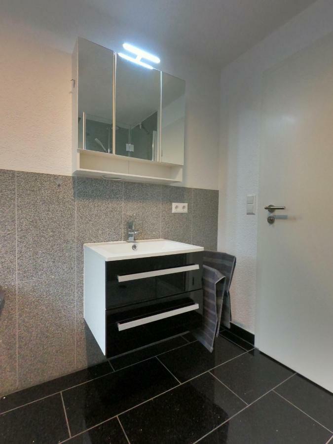 Moderne Helle 2,5 Zimmer Wohnung Mit Grossem Bad Und Kueche In ทรอสซิงเงิน ภายนอก รูปภาพ